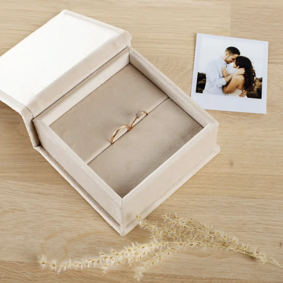 Picture of Velvet Ring Box with Slot Cushion