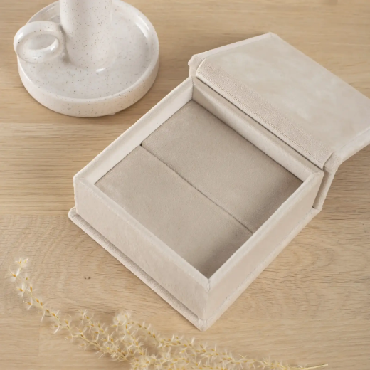Picture of Velvet Ring Box with Slot Cushion