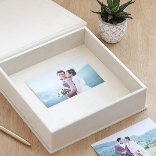 Picture of Velvet Keepsake Box Magnet Closure