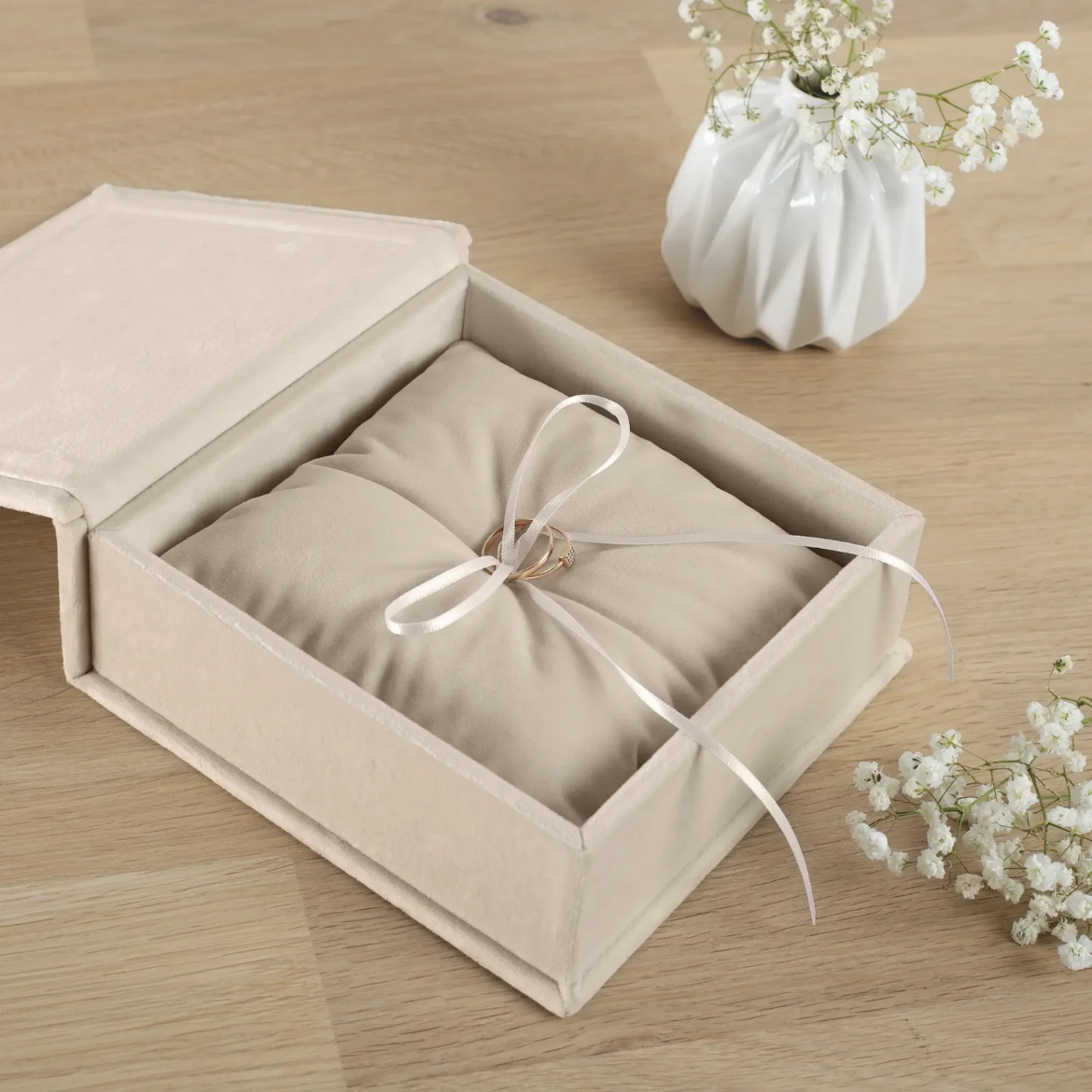 Picture of Velvet Ring Bearer Box