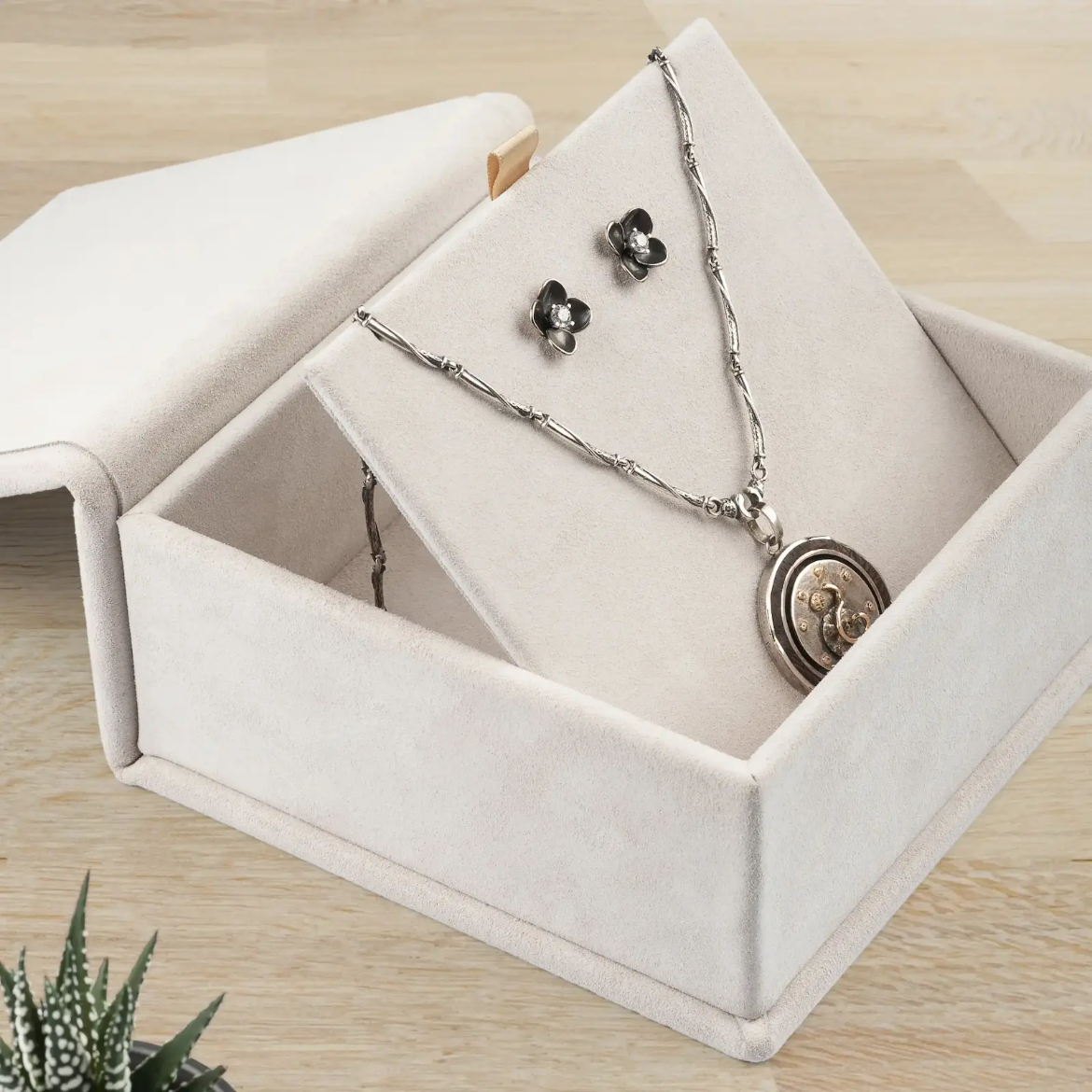 Picture of Suede Necklace Gift Box